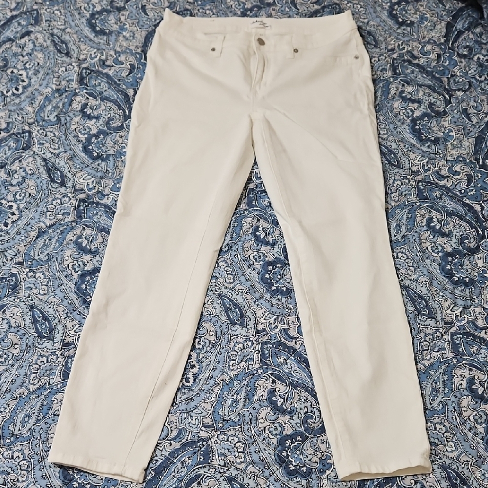 Elegant Women's Skinny Jeans in Cream